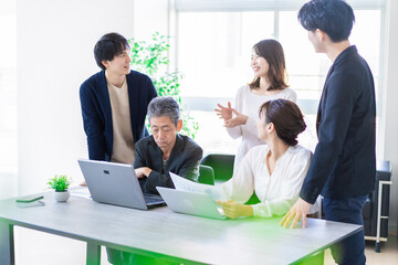 笑顔でディスカッションをするビジネスパーソン