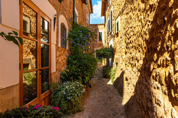 Calle estrecha y adoquinada con casas de piedra en el bonito pueblo de Fornalutx, en las montañas de la Serra de Tramuntana de la isla de Mallorca (Islas Baleares, España)