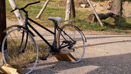 Fototapeta na wymiar Vieux vélo à l'arrêt