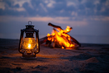 焚火とオイルランタン