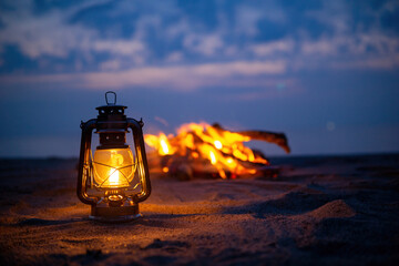 焚火とオイルランタン