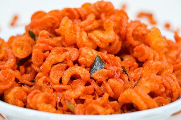 The crunchy texture of the macaroni with the savory blend of spices can make anyone feel addicted. Not infrequently dried macaroni is used as a friend when you have free time