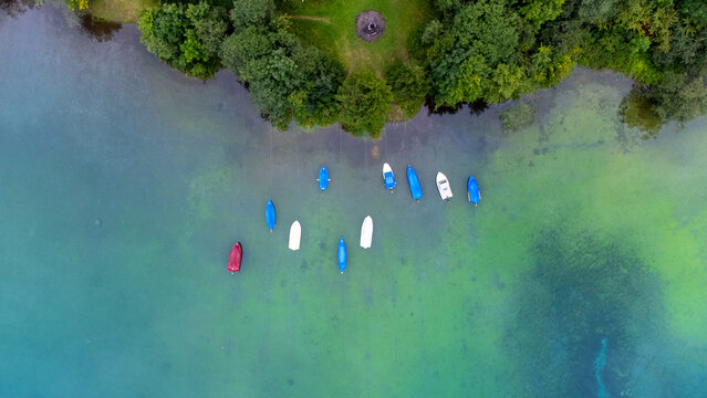 Boote am Seeufer