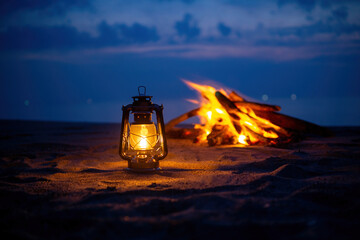 焚火とオイルランタン © 歌うカメラマン