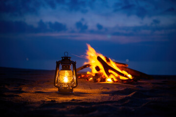 焚火とオイルランタン