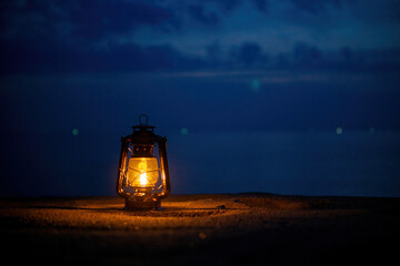 砂浜とオイルランタン © 歌うカメラマン