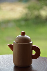 庭を眺めるテーブルに置かれた木製おもちゃ　ティーポット