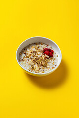 Oatmeal with pistachio, raspberry and coconut