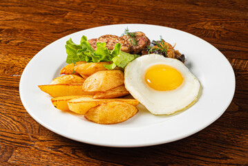 potato with vegetables and fried eggs