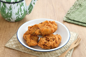 Mentho or lentho, a typical snack from Indonesia. Made from cassava, tolo beans and coconut.
