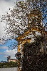 Igrejas de Ouro Preto Minas Gerais em primeiro e segundo plano em meio a montanhas com c&eacute;u azul e nuvens