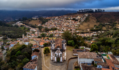 Visão aérea de igreja com cidade histórica ao fundo Ouro Preto Minas Gerais