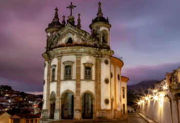Igreja histórica em Ouro Preto durante o amanhecer com céu lilás ao fundo