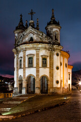 Fototapeta na wymiar Igreja histórica em Ouro Preto durante o amanhecer com céu lilás ao fundo