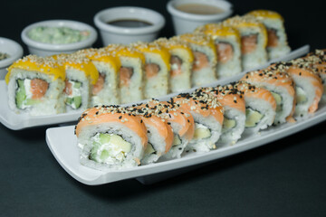 Sushi de salmón con peino y queso crema. 