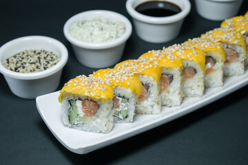 Sushi de mango, con salmón, pepino y queso crema. 