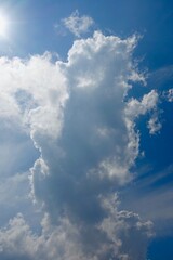 太陽光に輝く雲　雲の背景