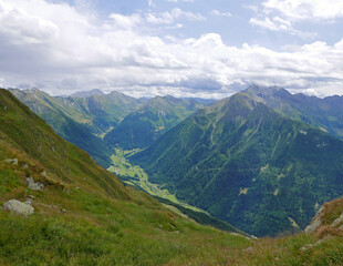 Fototapeta na wymiar suggestiva ampia panoramica di cime di montagne in estate
