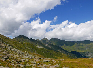 suggestivo panorama roccioso montano in una giornata nuvolosa