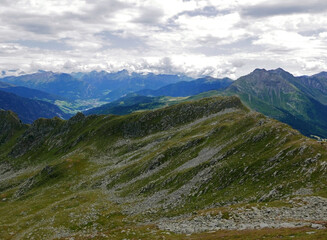 Obraz premium suggestivo panorama roccioso montano in una giornata nuvolosa
