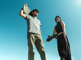 Couple of skaters posing below the sunlight and smiling © Pajaros Volando