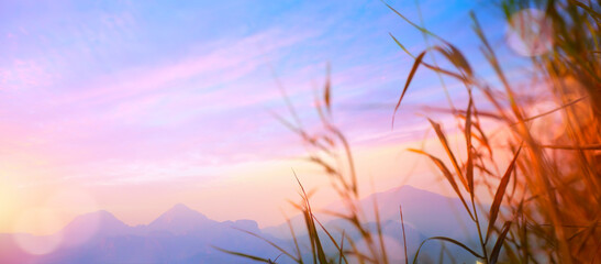 Herfst zonsopgang bewolkte hemel over bergen  Abstracte kleurrijke vreedzame hemelachtergrond