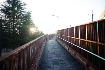 夕暮れの古く錆びついた歩道橋。浅い被写界深度。