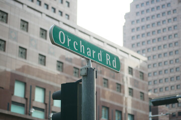 Obraz premium orchad road sing and buildings 