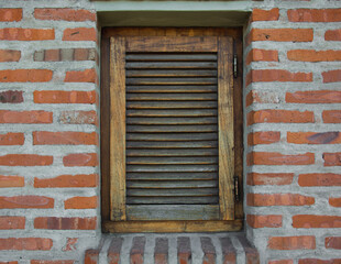 Ventana pequeña de madera