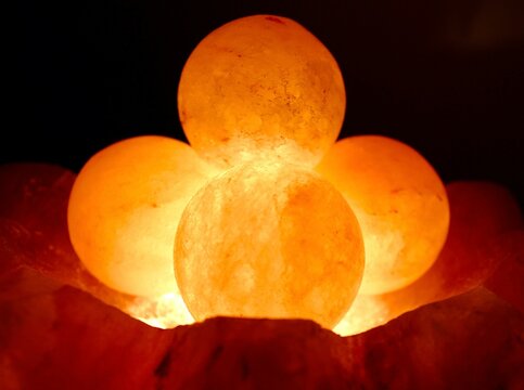 Sfere calde di sale rosa per massaggio rilassante