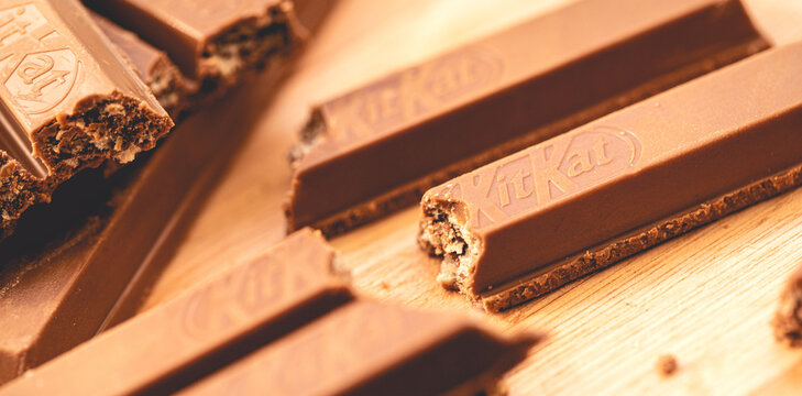 Kit Kat, wafer com cobertura de chocolate da marca Nestl&eacute;. Fotografia em closeup. Comida, Produto, marca, editorial. Bras&iacute;lia, DF - Brazil. 31 de Agosto de 2022.