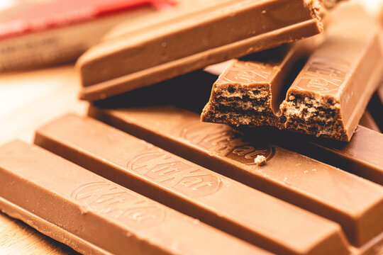 Kit Kat, wafer com cobertura de chocolate da marca Nestl&eacute;. Fotografia em closeup. Comida, Produto, marca, editorial. Bras&iacute;lia, DF - Brazil. 31 de Agosto de 2022.