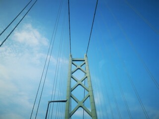 見上げた明石海峡大橋の主塔