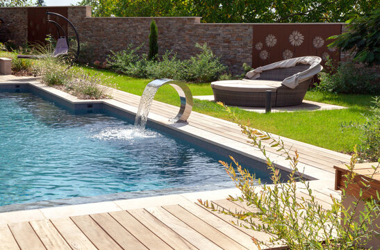 BORD DE PISCINE AVEC FONTAINE EN ACIER EN FRANCE
