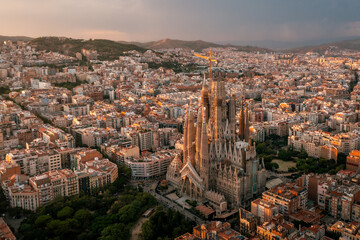 Naklejka premium Aerial view from the City of Barcelona and the architecture of Sagrada Familia during sunset
