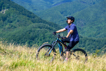 Obraz premium Bella Donna MTB in montagna