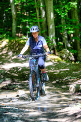 Naklejka premium Bella donna in Bici | Appennino Tosco Emiliano