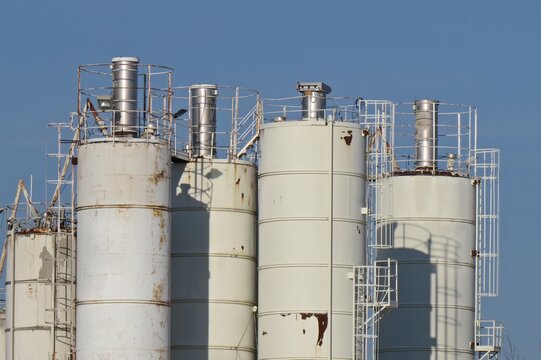 Instalaciones en una gravera para la elaboraci&oacute;n de hormig&oacute;n. Instalaciones industriales met&aacute;licas, sucias y con partes oxidadas de una planta de fabricaci&oacute;n de hormig&oacute;n en Madrid, Espa&ntilde;a.