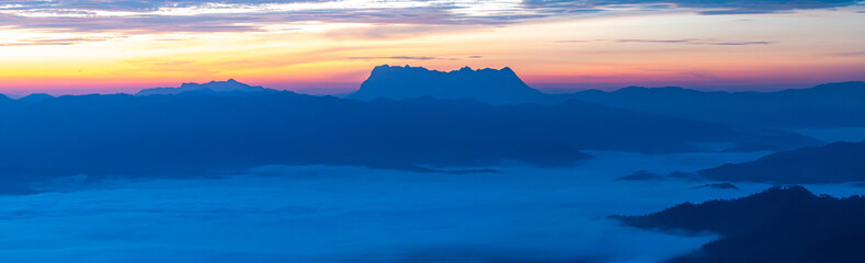 Obraz premium Sky gradient from blue to orange sunset