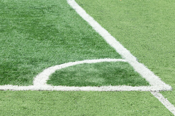 Linea de tiro de esquina en cancha de futbol soccer con pasto artificial © Alejandro