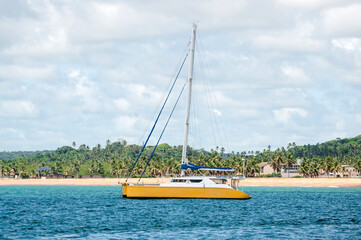 A bordo de um veleiro estilo catamar&atilde; no mar do nordeste do Brasil