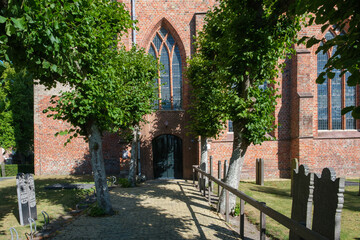 The Maartenskerk in Kollum is a medieval church, originally dedicated to Saint Martin. || De Maartenskerk in Kollum is een middeleeuwse kerk, oorspronkelijk gewijd aan de heilige Martinus.