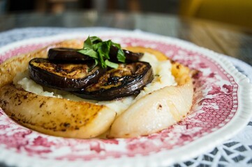 Gebratene Aubergine mit Birnen und Kartoffelpüree