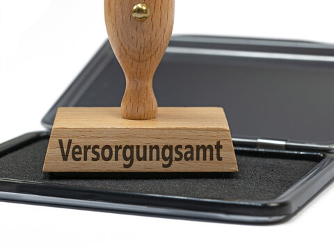 Holzstempel mit dem Aufdruck "Versorgungsamt"