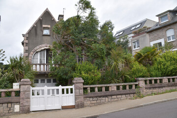 Ein Ferienhaus in Südrankreich in mittelalterlichen Bauweise mit großen Steinen