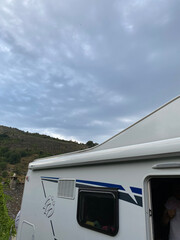 Wohnmobil auf einer Wiese. Der Stellplatz ist in der Natur und steht für Freiheit und romantisches Reisen