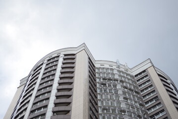 Obraz premium modern buildings against the background of a cloudy sky, a green new building a large number of windows, entire buildings in Ukraine, the top angle of the photo