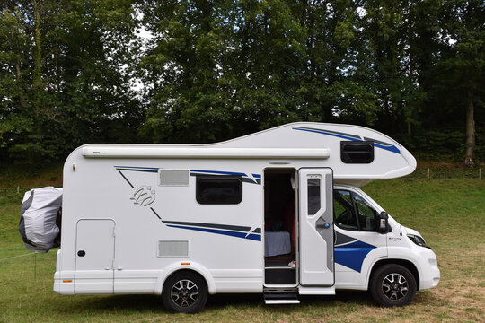 Wohnmobil und Reisemobil im Urlaub auf Reisen als Symbol f&uuml;r Freiheit und Abstand halten w&auml;hrend der Pandemie