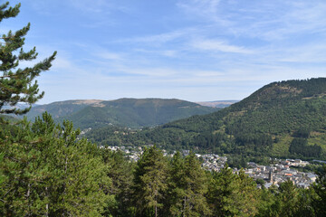 Panorama in einem Urlaubsort im Süden, der aussieht wie eine Region in Italien oder Frankreich als Symbol der Ferienzeit und des Reisens
