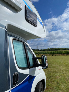 Wohnmobil und Reisemobil im Urlaub auf Reisen als Symbol f&uuml;r Freiheit und Abstand halten w&auml;hrend der Pandemie